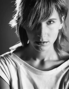 photographe portrait professionnel : portrait de femme en studio à bruxelles en noir et blanc