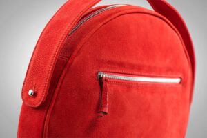 photographe publicitaire : photo en studio de sac en cuir luxueux rouge