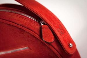 photographe publicitaire : photo en studio de sac en cuir luxueux rouge