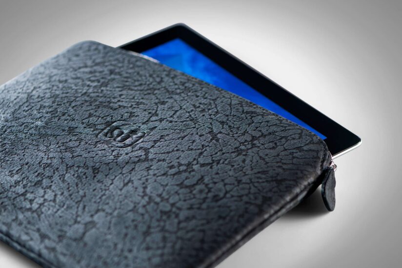 photographe publicitaire de studio : pochette ipad en cuir luxueux gris