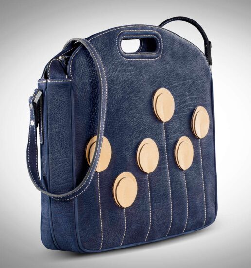 photographe publicitaire de studio : sac en cuir luxueux bleu et beige