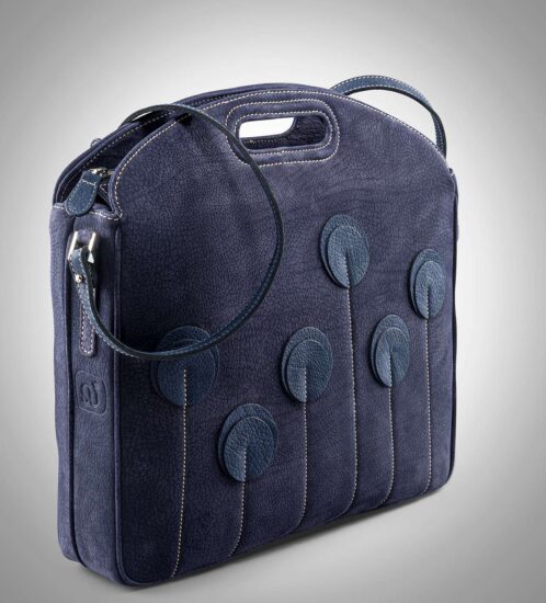 photographe publicitaire de studio : sac en cuir luxueux bleu