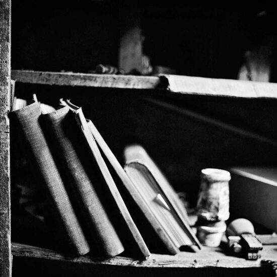 photographe reportage urbex : uziness - anderlues - vielle étagère avec livre