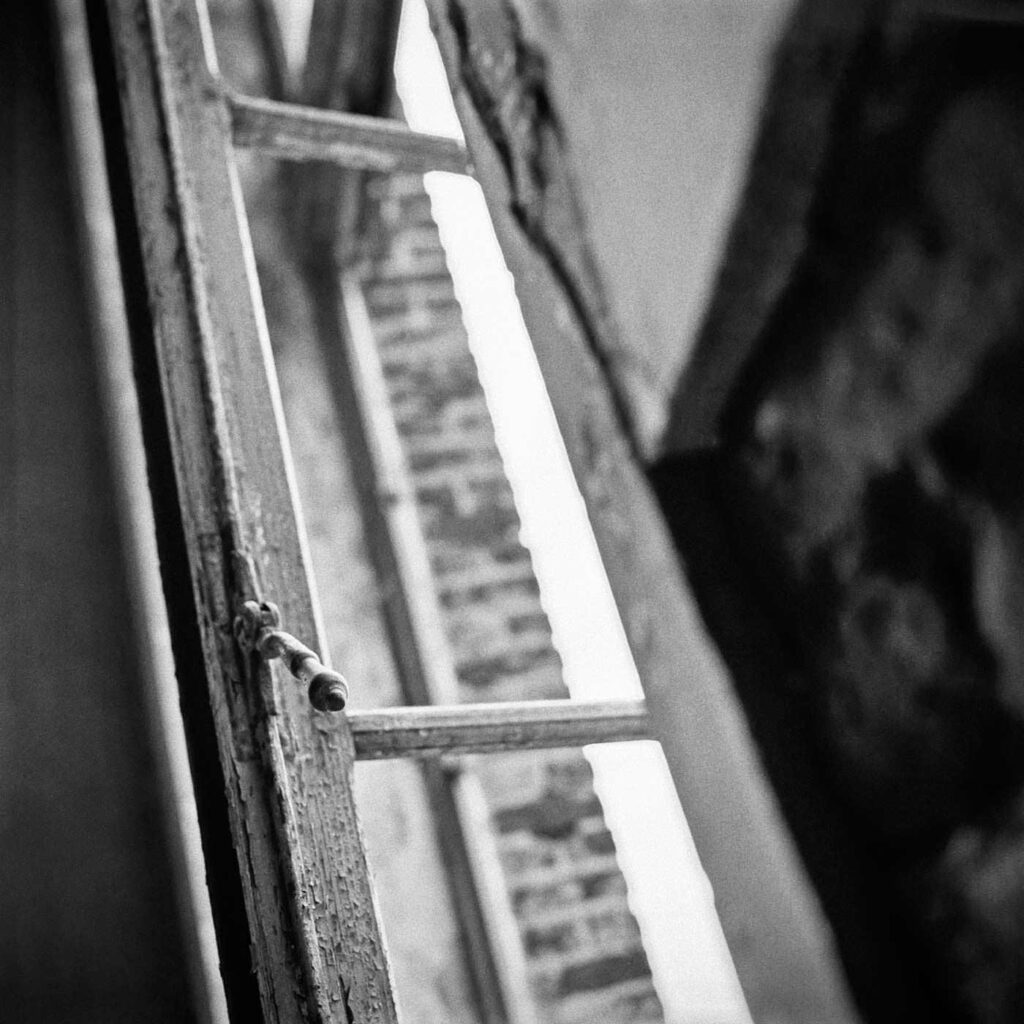 photographe reportage urbex : uziness - anderlues fenêtre