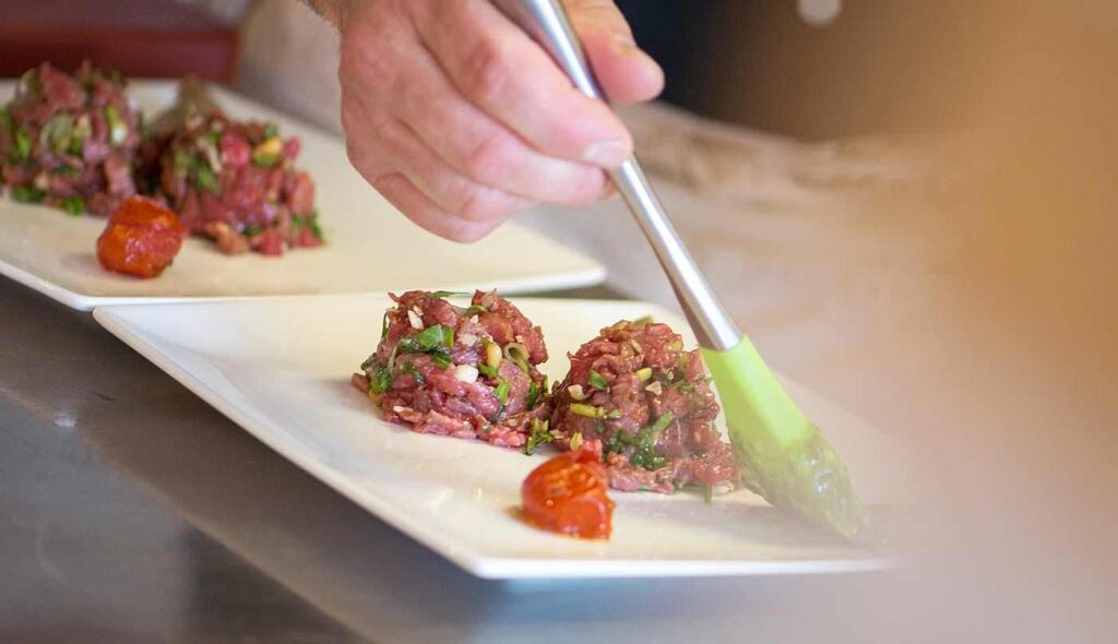 photographe culinaire pour le restaurant inspiration locale : préparation tartare