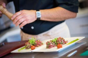 photographe culinaire pour le restaurant inspiration local : préparation tartare