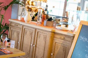 reportage photo au restaurant inspiration locale : meuble ravik