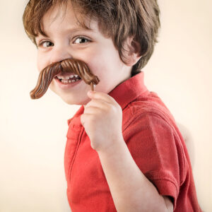 photographe de chocolat : portrait d'un enfant avec une moustache en chocolat