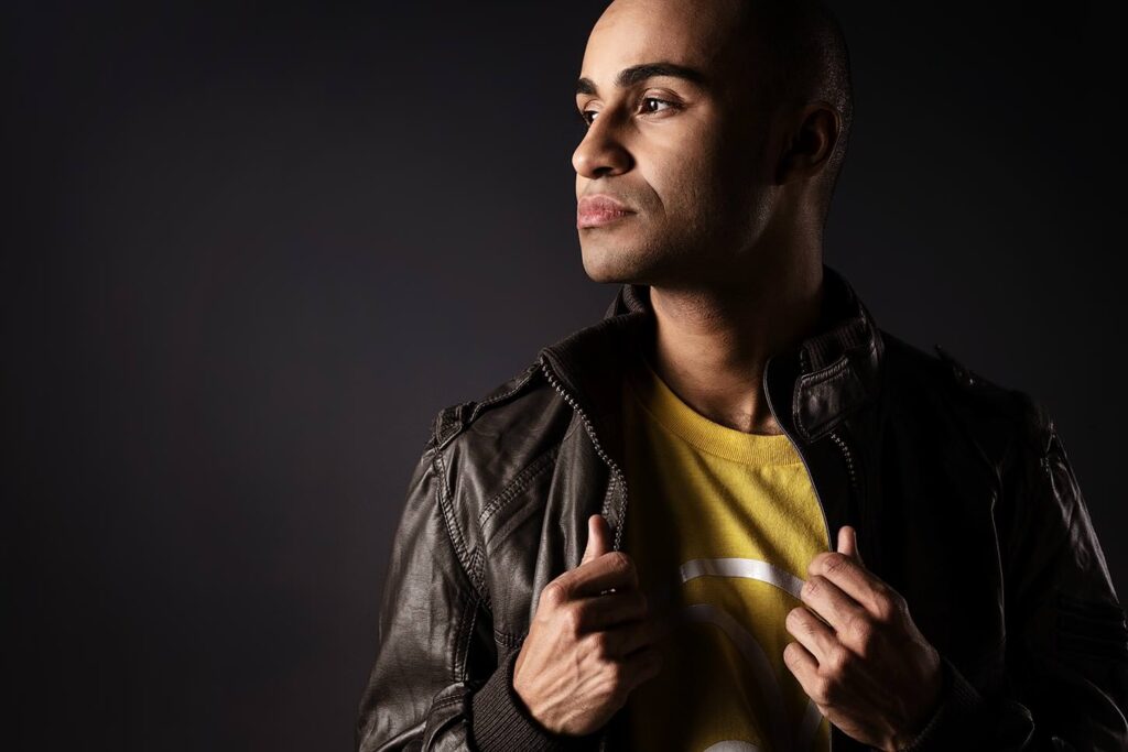 Photographie d'un portrait homme en studio sur fond noir