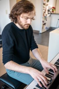 Portrait photo d'un artiste musicien jouant du piano à bruxelles