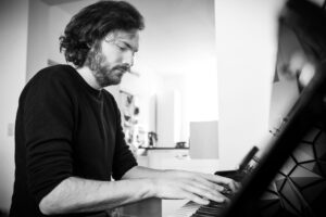 Portrait photo d'un artiste musicien jouant du piano à bruxelles