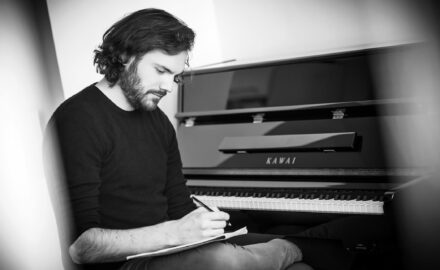 Portrait photo d'un artiste musicien compositeur à bruxelles